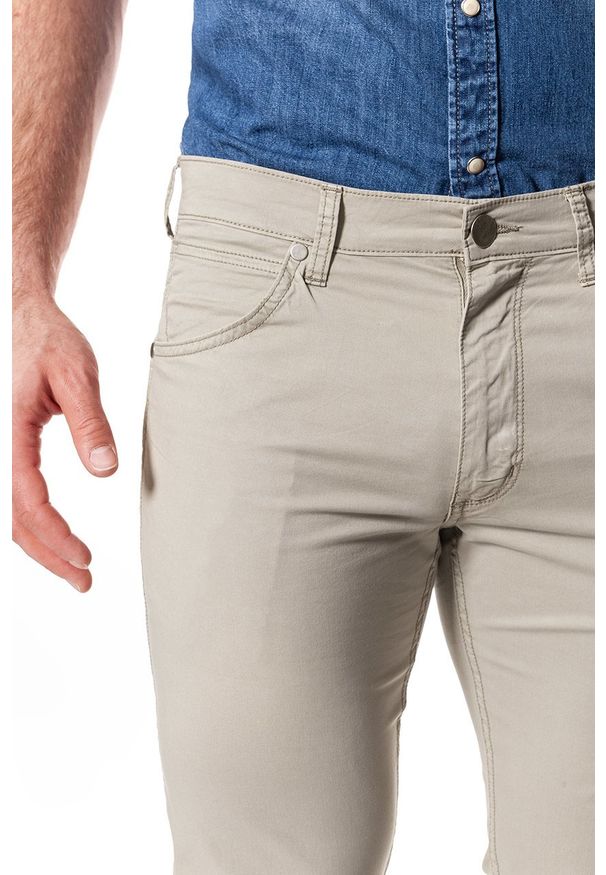 Wrangler - WRANGLER SPODNIE MĘSKIE GREENSBORO CAMEL WASHED W15QMM49J 112126986. Materiał: materiał