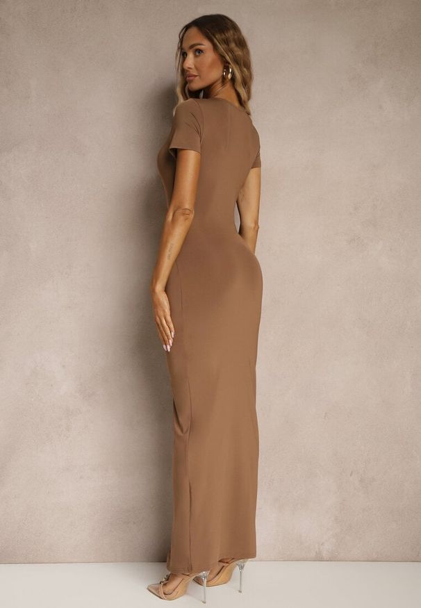 Renee - Brązowa Sukienka z Wiskozą Ozdobiona Marszczeniem i Rozcięciem na Nogę Milanorea. Kolor: brązowy. Materiał: wiskoza. Wzór: aplikacja