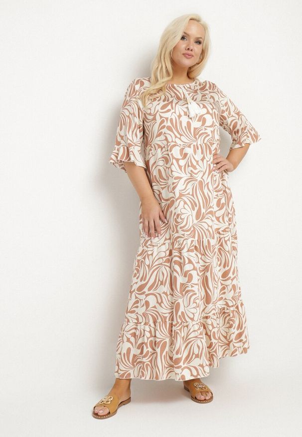 Born2be - Ciemnobeżowa Sukienka z Wiskozy o Prostym Kroju z Wiązaniem w Roślinny Wzór Edirania. Okazja: na co dzień. Typ kołnierza: dekolt w serek. Kolekcja: plus size. Kolor: beżowy. Wzór: aplikacja. Typ sukienki: proste. Materiał: wiskoza. Długość rękawa: krótki rękaw. Styl: casual, elegancki, klasyczny