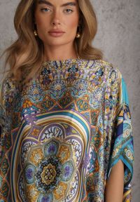 Renee - Niebieskie Satynowe Ponczo z Jedwabiem i Wiskozą w Stylu Boho Prixeis. Okazja: na co dzień. Kolor: niebieski. Materiał: jedwab, wiskoza, satyna. Wzór: nadruk. Styl: boho #5