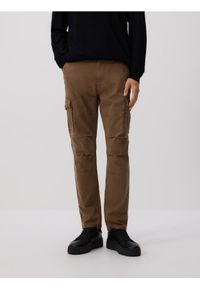 Reserved - Spodnie cargo slim fit - brązowy. Kolor: brązowy. Materiał: tkanina, bawełna