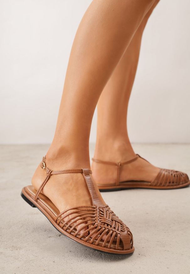 Renee - Brązowe Sandały VICES z Przeplatanymi Paskami i Zakrytym Noskiem Usinlisa. Okazja: na co dzień. Zapięcie: pasek. Kolor: brązowy. Wzór: paski. Styl: boho, casual, elegancki
