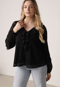 Born2be - Czarna Bluzka z Koronki Ozdobiona Falbankami Sewola. Typ kołnierza: kołnierz z falbankami. Kolor: czarny. Materiał: koronka. Wzór: aplikacja, koronka. Styl: elegancki #8