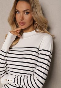 Renee - Biały Golf z Bawełną i Wiskozą w Paski z Nitami Viacira. Okazja: na co dzień. Typ kołnierza: golf. Kolor: biały. Materiał: bawełna, wiskoza. Długość rękawa: długi rękaw. Długość: długie. Wzór: paski. Styl: klasyczny, casual, elegancki #5