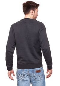 Wrangler - BLUZA WRANGLER MĘSKA CREW SWEAT FADED BLACK W6559IHV6. Kolor: czarny. Wzór: nadruk. Styl: sportowy #6