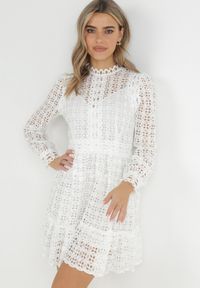 Born2be - Biała Koronkowa Sukienka Mini z Falbanką Kamari. Kolor: biały. Materiał: koronka. Wzór: gładki. Sezon: wiosna, lato. Długość: mini #5