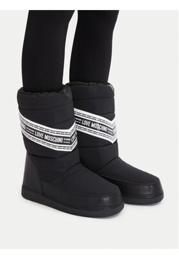 Love Moschino - LOVE MOSCHINO Śniegowce JA24162G1NISB000 Czarny. Kolor: czarny. Materiał: materiał