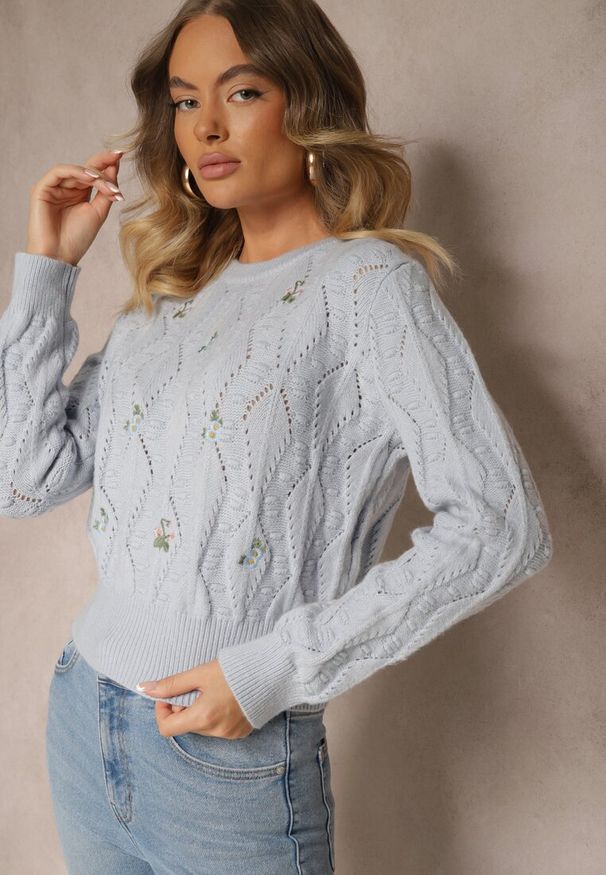 Renee - Niebieski Sweter z Haftowanymi Kwiatkami i Tłoczeniem Innara. Okazja: na randkę. Kolor: niebieski. Wzór: kwiaty, haft. Styl: elegancki