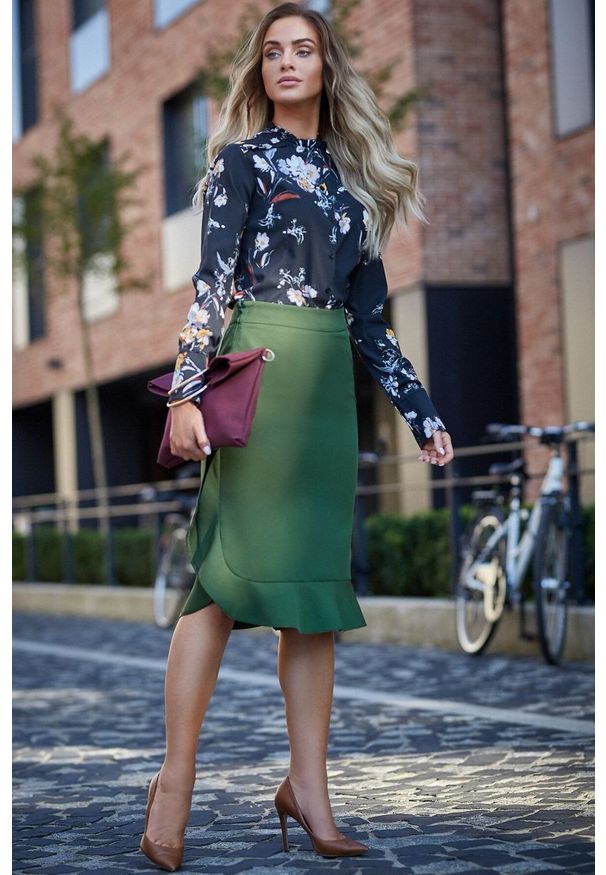 Sukienki.shop - Ołówkowa spódnica na kolano z falbaną elegancka zielona. Okazja: na spotkanie biznesowe, do pracy. Kolor: zielony. Styl: elegancki