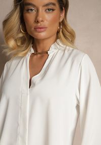 Renee - Biała Bluzka z Dekoltem w Kształcie Litery V Zdobionym Falbanką Davissia. Okazja: na co dzień. Typ kołnierza: dekolt w kształcie V. Kolor: biały. Materiał: jeans. Długość rękawa: długi rękaw. Długość: długie. Wzór: aplikacja. Styl: casual, elegancki