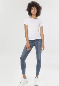 Born2be - Biały T-shirt Phereisis. Okazja: na co dzień. Kolor: biały. Materiał: dzianina, jeans. Długość rękawa: krótki rękaw. Długość: krótkie. Wzór: gładki, aplikacja. Styl: casual, elegancki