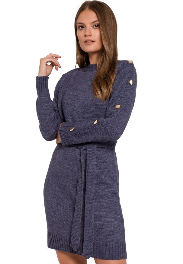 Makover - Sweterkowa sukienka z ozdobnymi guzikami. Materiał: akryl, poliamid. Długość rękawa: długi rękaw. Wzór: ze splotem