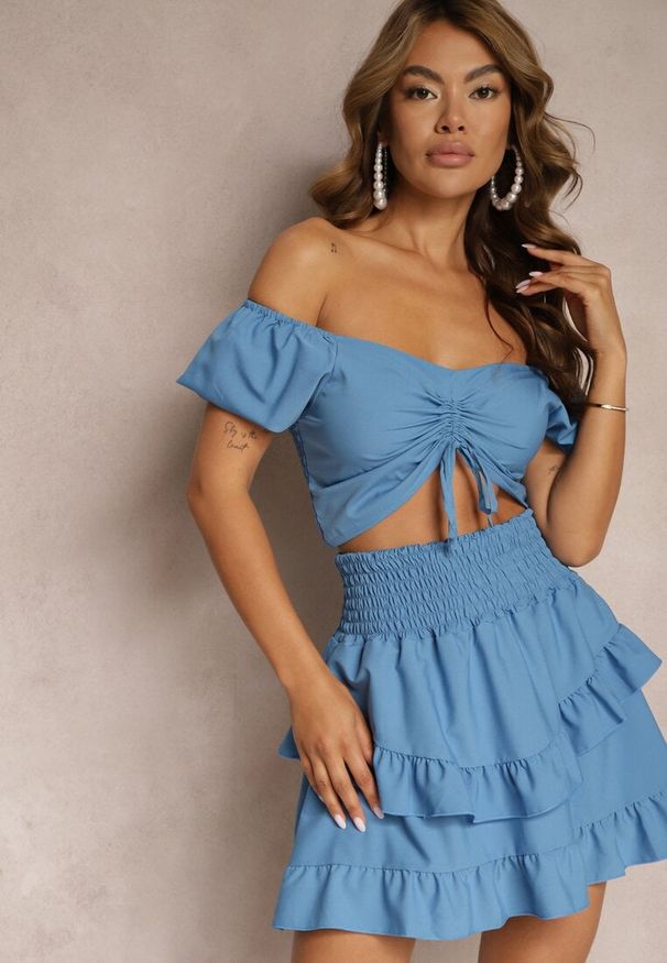 Renee - Niebieski Komplet z Bawełną Spódnica z Gumką w Talii i Falbanką Bluzka Typu Hiszpanka Testalani. Kolor: niebieski. Materiał: bawełna