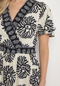 Born2be - Niebieska Wiskozowa Sukienka Rozkloszowana z Kopertowym Dekoltem w Boho Wzór Paldena. Okazja: na co dzień, na imprezę. Typ kołnierza: dekolt kopertowy. Kolor: niebieski. Materiał: wiskoza. Wzór: aplikacja. Sezon: lato. Typ sukienki: kopertowe. Styl: boho #7