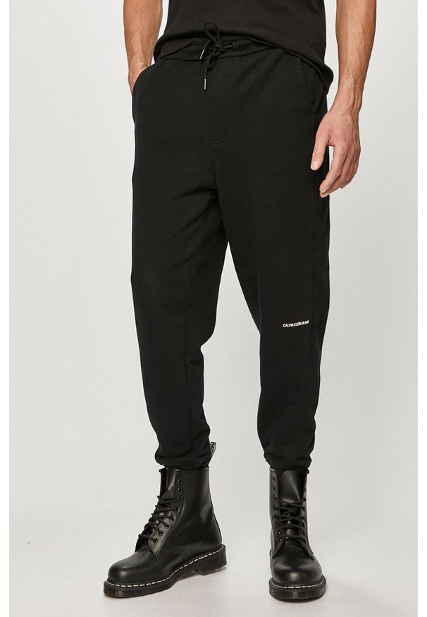 Calvin Klein Jeans - Spodnie. Kolor: czarny. Materiał: bawełna, dzianina. Wzór: gładki