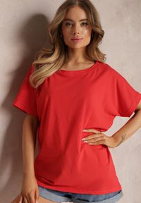 Renee - Czerwony Bawełniany T-shirt Oversize z Krótkim Rękawem i Dłuższym Tyłem Zanimara. Kolor: czerwony. Materiał: bawełna. Długość rękawa: krótki rękaw. Długość: krótkie