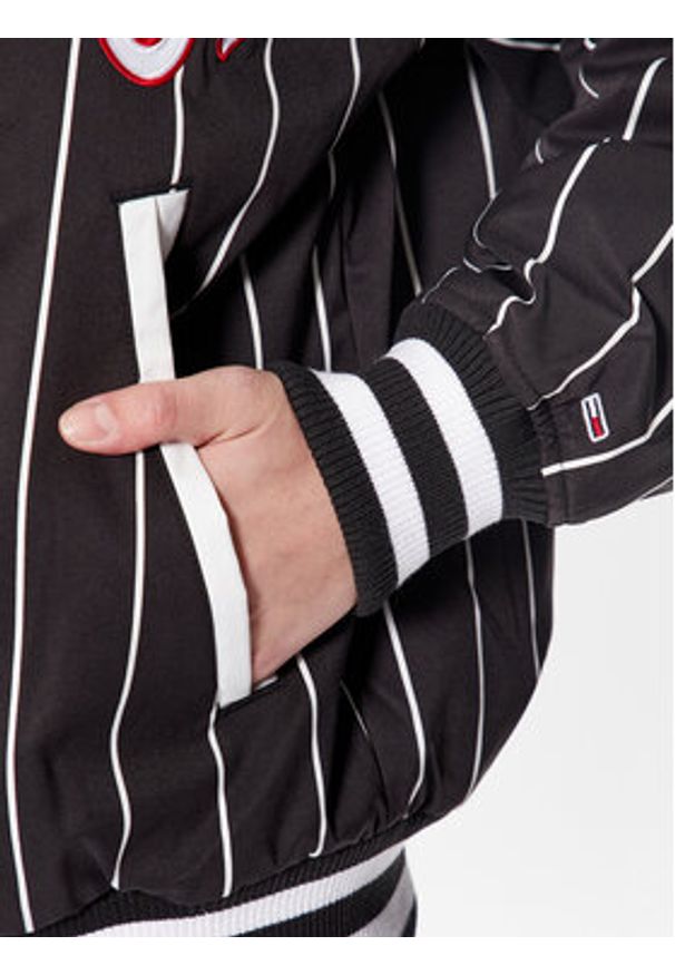 Tommy Jeans Kurtka bomber Pinstripe Letterman DW0DW15336 Czarny Relaxed Fit. Kolor: czarny. Materiał: syntetyk