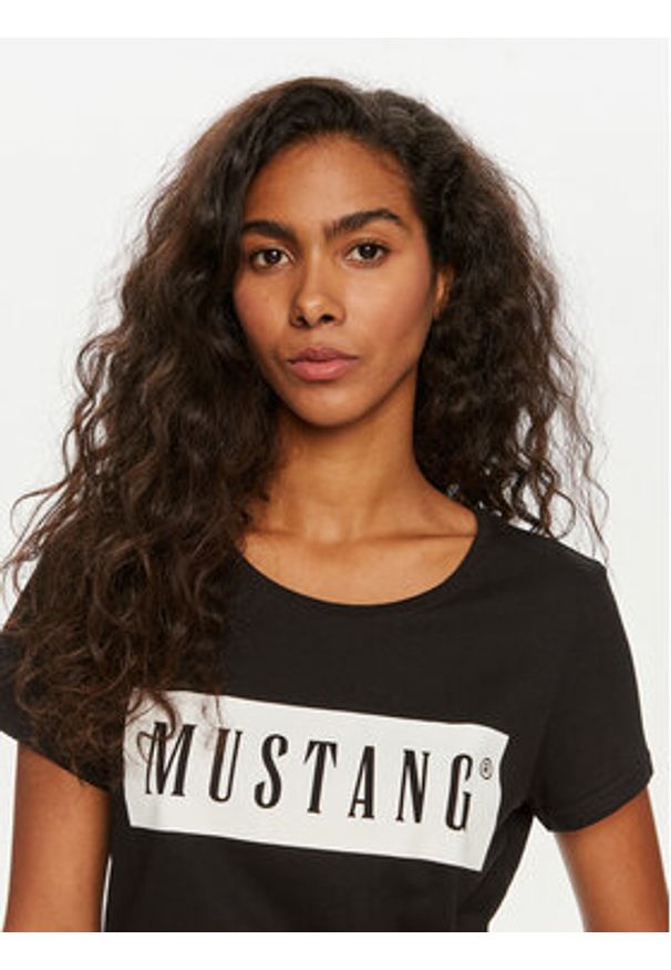 Mustang T-Shirt Alma 1013932 Czarny Regular Fit. Kolor: czarny. Materiał: bawełna