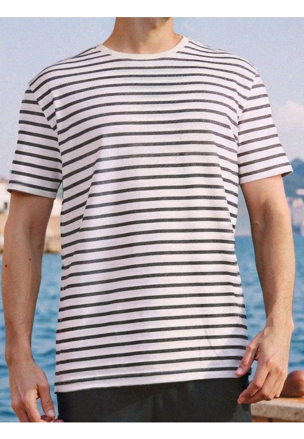 Sinsay - Koszulka w paski - kremowy. Kolor: kremowy. Wzór: paski