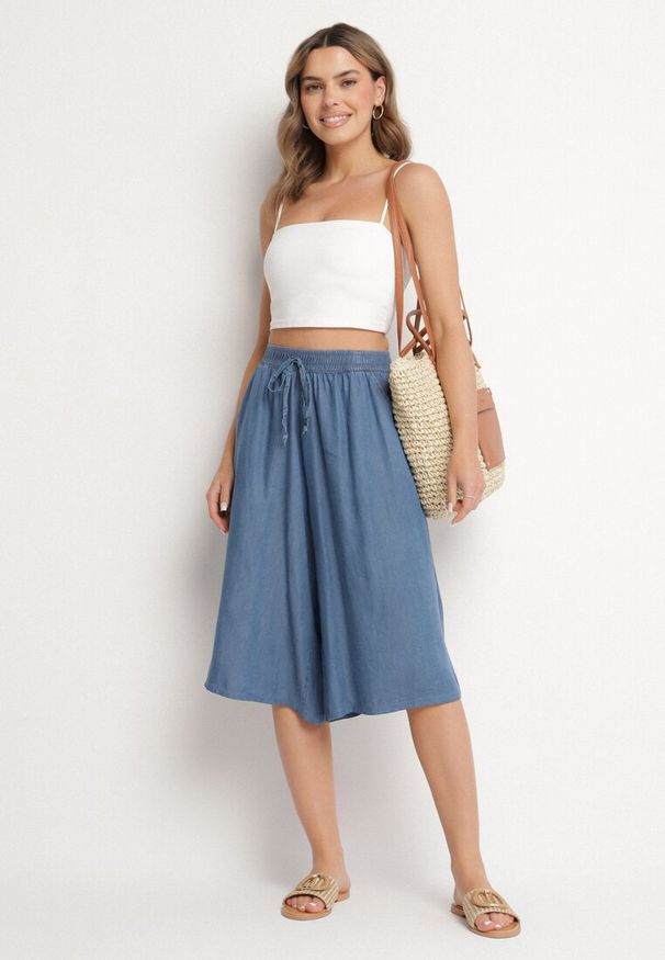 Born2be - Niebieskie Bawełniane Szorty Bermudy o Szerokim Kroju z Ozdobnym Wiązaniem Falpio. Okazja: na co dzień. Kolor: niebieski. Materiał: bawełna. Styl: elegancki, casual