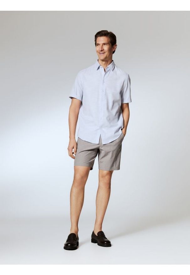 Reserved - Szorty regular fit - szary. Kolor: szary. Materiał: bawełna, tkanina, włókno