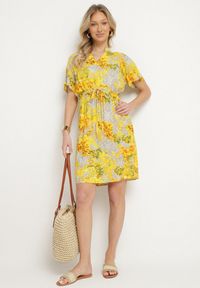 Born2be - Żółta Sukienka w Kwiaty z Paskiem Cleza. Okazja: na co dzień. Typ kołnierza: dekolt w kształcie V. Kolor: żółty. Wzór: kwiaty. Sezon: wiosna, lato. Styl: casual, elegancki #2