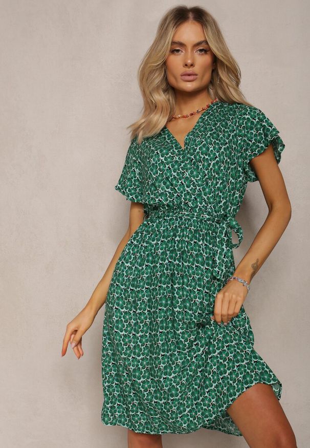 Renee - Zielona Letnia Sukienka Kopertowa Wiązana w Pasie z Wiskozy Meridase. Kolor: zielony. Materiał: wiskoza. Sezon: lato. Typ sukienki: kopertowe