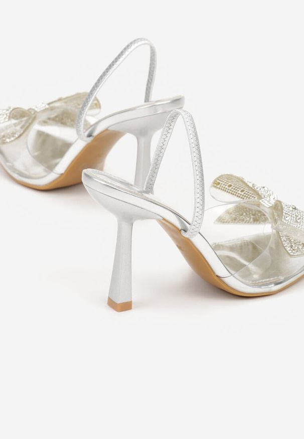 Renee - Srebrne Transparentne Sandały na Klepsydrowej Szpilce z Kokardą i Cyrkoniami Feralia. Okazja: na imprezę. Kolor: srebrny. Materiał: jeans. Sezon: wiosna. Styl: elegancki