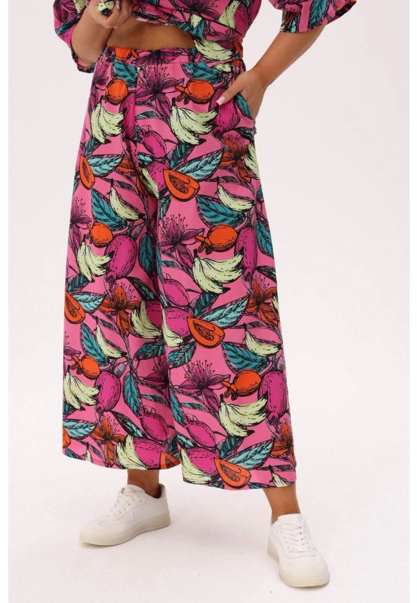 Moda Size Plus Iwanek - Różowe spódnico - spodnie Tropica Owocowa Fiesta PLUS SIZE XXL OVERSIZE. Okazja: na co dzień. Kolekcja: plus size. Kolor: różowy. Materiał: guma, tkanina, bawełna. Długość: krótkie. Wzór: nadruk. Sezon: lato. Styl: wakacyjny, casual, elegancki