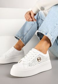 Renee - Białe Sneakersy na Platformie z Ażurowym Zdobieniem i Aplikacją Dalirnna. Okazja: na co dzień. Kolor: biały. Materiał: jeans. Wzór: ażurowy, aplikacja. Obcas: na platformie