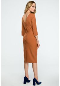 Sukienki.shop - Elegancka sukienka ołówkowa midi z dekoltem V na plecach brązowa. Okazja: na spotkanie biznesowe, do pracy. Kolor: czarny, brązowy. Typ sukienki: ołówkowe. Styl: elegancki. Długość: midi