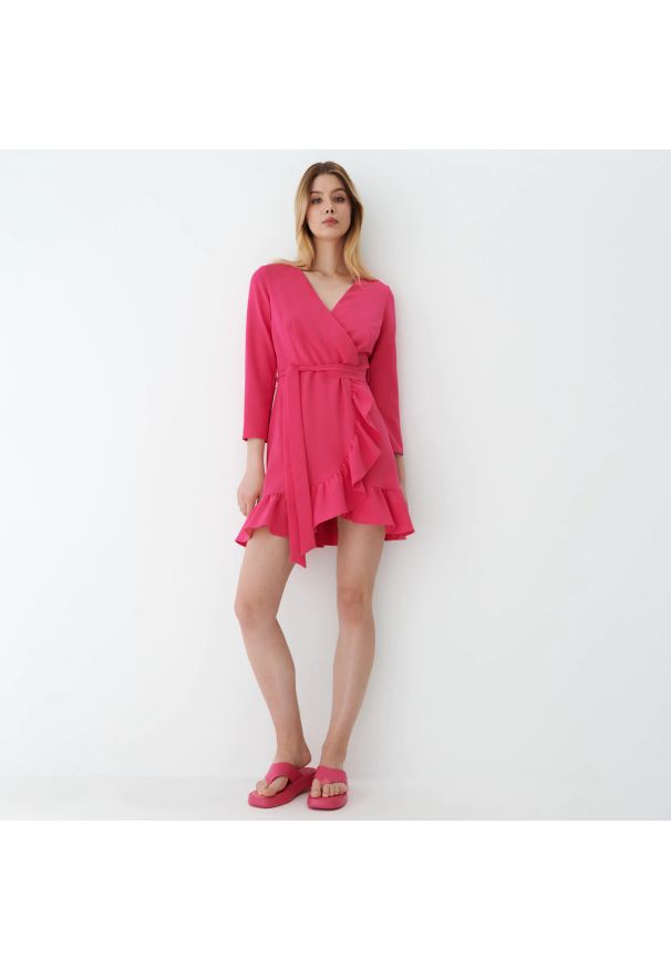 Mohito - Różowa sukienka mini z falbanką - Różowy. Kolor: różowy. Długość: mini