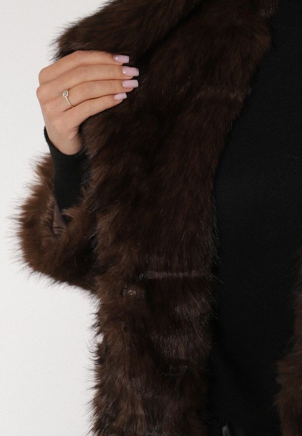 Born2be - Brązowy Jednorzędowy Płaszcz Futro z Szerokim Kołnierzem Wedinalia. Okazja: do pracy, na co dzień. Typ kołnierza: golf. Kolor: brązowy. Materiał: futro. Styl: casual, elegancki