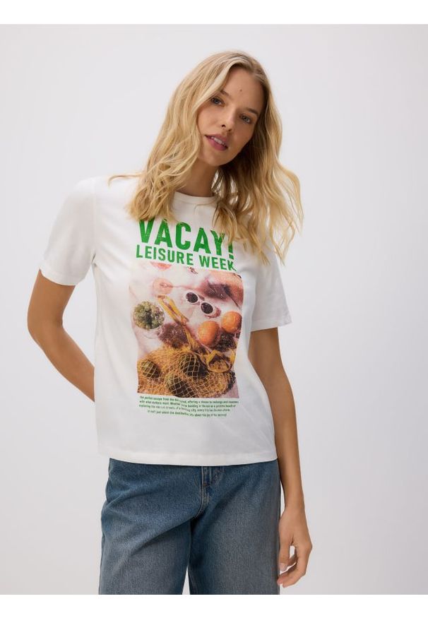 Reserved - T-shirt z nadrukiem - złamana biel. Materiał: dzianina, bawełna. Wzór: nadruk