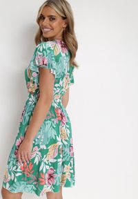 Born2be - Zielona Sukienka Mini z Kopertową Górą i Gumką w Pasie Keasia. Typ kołnierza: dekolt kopertowy. Kolor: zielony. Typ sukienki: kopertowe. Długość: mini #4