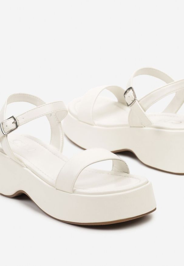 Born2be - Białe Sandały na Grubej Podeszwie Zapinane wokół Kostki Cleiana. Okazja: na co dzień. Kolor: biały. Materiał: jeans. Sezon: lato. Styl: elegancki, casual