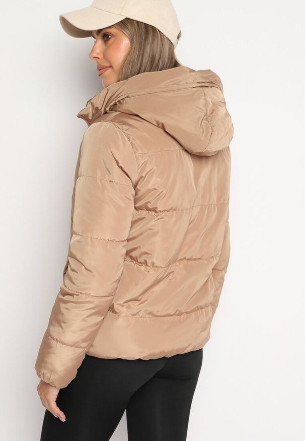 Born2be - Ciemnobeżowa Dwustronna Pikowana Kurtka z Kapturem Ściągana przy Rękawach Nevelas. Okazja: na spacer, na co dzień. Typ kołnierza: kaptur. Kolor: beżowy. Materiał: jeans. Wzór: aplikacja. Styl: casual, elegancki, sportowy