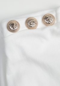 Renee - Biały Długi Kombinezon Wiązany w Pasie z Guzikami Na Ramionach Amile. Kolekcja: dla wysokich. Kolor: biały. Materiał: materiał, prążkowany. Długość rękawa: bez rękawów. Długość: długie. Wzór: aplikacja #5