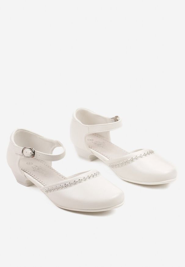 Born2be - Białe Sandały na Niskim Obcasie ze Skórzaną Wkładką i Cyrkoniami Vilaila. Okazja: na imprezę, na spacer, na co dzień, na komunię. Zapięcie: sprzączka. Kolor: biały. Materiał: skóra. Wzór: aplikacja. Sezon: lato. Styl: casual, elegancki