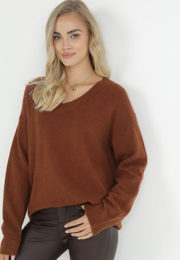 Born2be - Brązowy Sweter z Wiskozy Oversize Yorate. Okazja: na co dzień. Typ kołnierza: dekolt w serek. Kolor: brązowy. Materiał: wiskoza. Długość rękawa: długi rękaw. Długość: długie. Styl: wizytowy, elegancki, casual