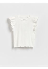 Reserved - Prążkowany t-shirt z falbankami - złamana biel. Typ kołnierza: kołnierz z falbankami. Materiał: prążkowany