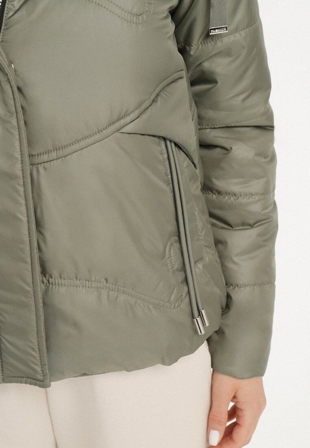 Born2be - Zielona Casualowa Kurtka z Kapturem i Ozdobnymi Sznurkami Evialinae. Okazja: na co dzień. Typ kołnierza: kaptur. Kolor: zielony. Materiał: jeans, poliester. Styl: casual