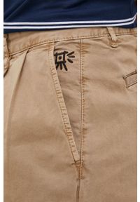 Desigual spodnie męskie kolor beżowy w fasonie chinos. Kolor: beżowy. Materiał: tkanina, bawełna. Wzór: nadruk