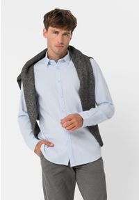 Volcano - Jasnoniebieska koszula, Regular Fit, K-FEMO. Okazja: na co dzień. Typ kołnierza: button down. Kolor: niebieski. Materiał: materiał, bawełna. Długość rękawa: długi rękaw. Długość: długie. Styl: klasyczny, casual