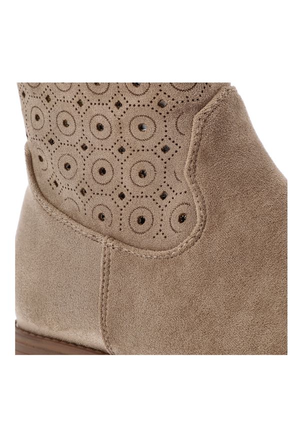 S.Barski - Kozaki damskie S. Barski, materiałowe z ażurową cholewką na płaskim obcasie i zapinane na zamek, beżowe, HY52-531. Okazja: na co dzień. Zapięcie: zamek. Kolor: beżowy. Szerokość cholewki: normalna. Wzór: ażurowy. Wysokość cholewki: przed kolano. Materiał: materiał. Sezon: zima, jesień. Obcas: na obcasie. Styl: casual, elegancki, boho. Wysokość obcasa: niski