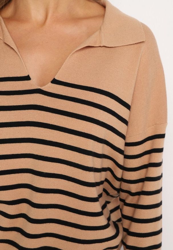 Born2be - Ciemnobeżowy Sweter w Paski z Wycięciem Kołnierzykiem Irilanesi. Kolor: beżowy. Materiał: materiał. Wzór: paski. Sezon: zima
