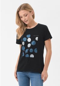 Volcano - Koszulka z błyszczącym nadrukiem T-NETTA. Kolor: czarny. Materiał: skóra, bawełna, materiał. Długość rękawa: krótki rękaw. Długość: krótkie. Wzór: nadruk. Styl: glamour, klasyczny #1