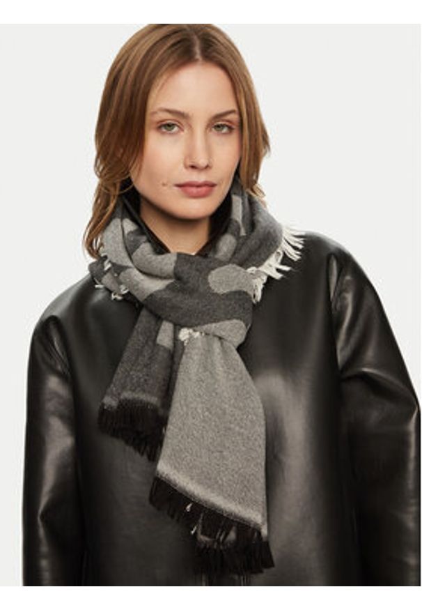 Weekend Max Mara Szal Flores 2515541064600 Czarny. Kolor: czarny. Materiał: wełna, materiał