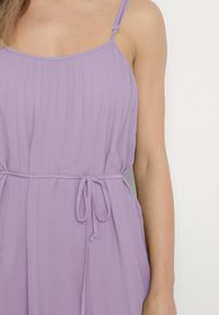 Born2be - Fioletowa Sukienka z Regulowanymi Ramiączkami z Materiałowym Paskiem Liata. Okazja: na spacer, na imprezę. Typ kołnierza: dekolt w kształcie V. Kolor: fioletowy. Materiał: materiał. Długość rękawa: na ramiączkach. Sezon: lato #6