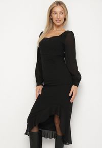 Born2be - Czarna Taliowana Sukienka VICES z Falbankami i Bufiastymi Rękawami Aruvita. Okazja: na wesele, na ślub cywilny. Typ kołnierza: kołnierz z falbankami. Kolor: czarny. Materiał: lakier. Typ sukienki: oversize. Styl: klasyczny
